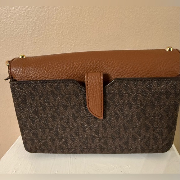 Michael Kors Jet Set Small Studded Smartphone
Crossbody Bag EUC - Picture 3 of 17